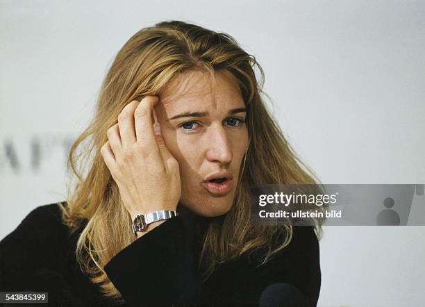 Die deutsche Tennisspielerin Steffi Graf streicht sich während einer Pressekonferenz die Haare aus dem Gesicht. Am Handgelenk trägt sie eine...