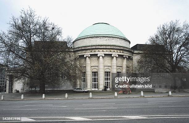 Die Kunsthalle mit patinierter Kuppel in Hamburg. Das Gebäude aus Kalkstein dient als Erweiterungsbau zum 1869 eröffneten ersten Gebäudeteil. Davor...