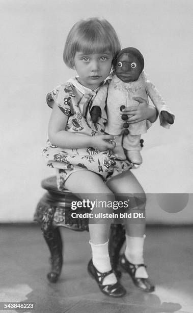 Barnay, Margit - Actress, Germany- her daughter Sybill Schmidt-Werder with a doll - Photographer: Atelier Binder- Published by: 'Die Dame'...