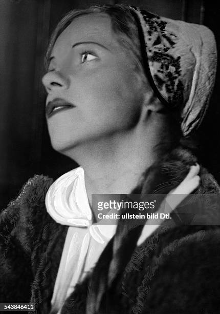 Drews, Berta Helene - Actress, Germany*1905-1987+- in ' Peer Gynt ' - Photographer: Theodor Fanta- Published by: 'Tempo' Vintage property of ullstein...