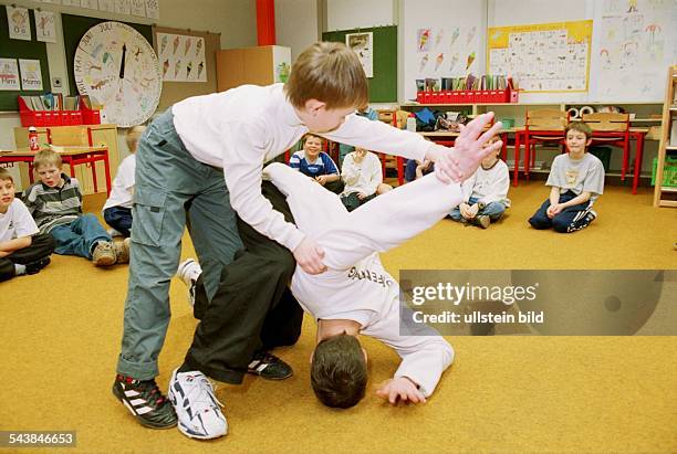 Selbstverteidigungskurs für Kinder in der Grundschule ''Am Hagen'' bei Ahrensburg. Selbstverteidigung .