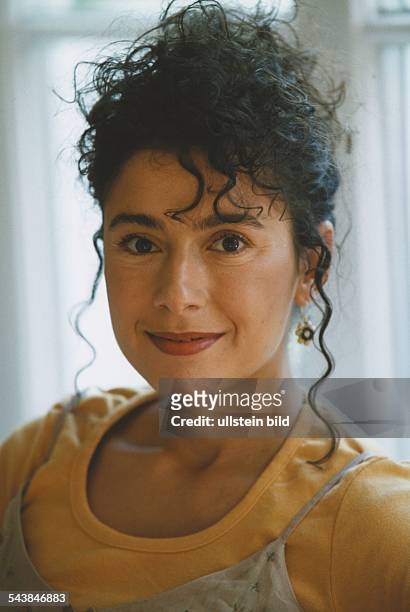Die Schauspielerin Maria Ketikidou mit hochgestecktem Haar. Aufgenommen 1999.