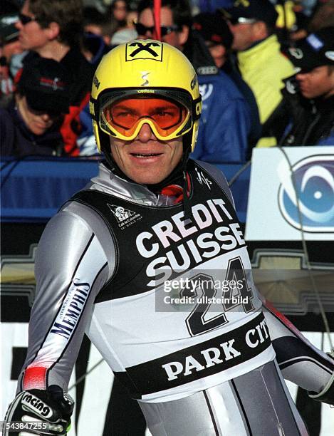 Ski-Weltcup 2000/2001 in Park City am : Der österreiche Skisportler Michael Walchhofer mit gelbem Helm und Skibrille. .