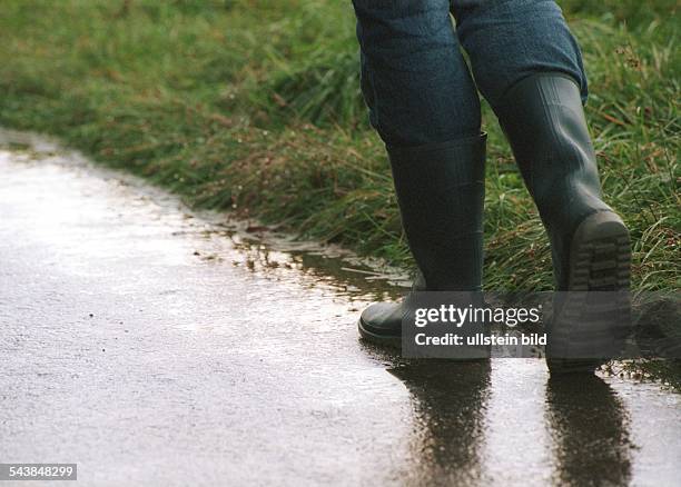 Spaziergang mit Gummistiefeln bei Regenwetter. .