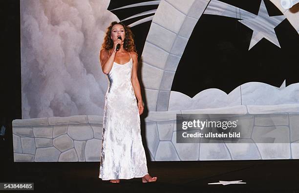 Die französische Sängerin und Schauspielerin Vanessa Paradis auf der Bühne der Filmfestpiele in Cannes. Sie singt das Chanson "Le Tourbillon de la...