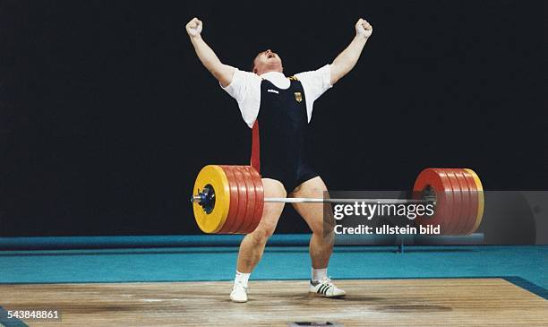 Der deutsche Gewichtheber Ronny Weller reckt vor Freude die Arme hoch, nachdem er bei den Olympischen Spielen in Atlanta die Silbermedaille errungen...