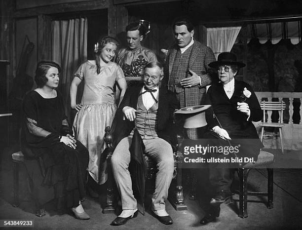 Wassmann, Hans - Actor, Germany*01.01.1873-+ with Kitty Aschenbach, Kaethe Haak, n.n., Eduard von Winterstein, Adele Sandrock in the play 'Mister Pim...
