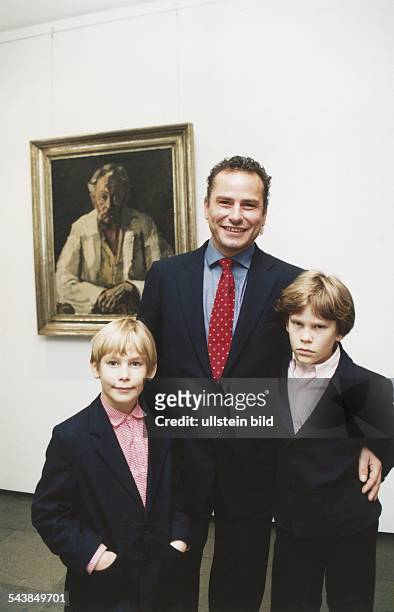 Galerist Hans Barlach, Enkel von Ernst Barlach, mit seinen Söhnen Johann und Nikolaus vor einem Selbstporträt des großen Künstlers. .