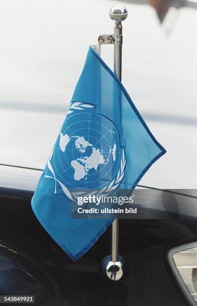 Stander am Dienstwagen des Generalsekretärs der Vereinten Nationen: hellblauer Grund, in der Mitte darauf in Weiß das Emblem der UNO: zwei...