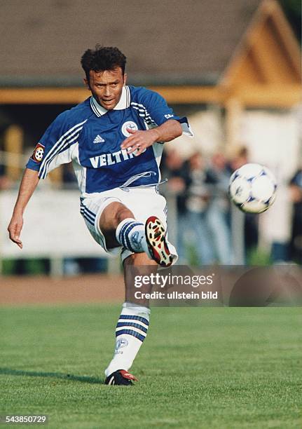 Der türkische Fußballspieler Mandirali Hami von Schalke 04 beim Schuss in einem Testspiel. .
