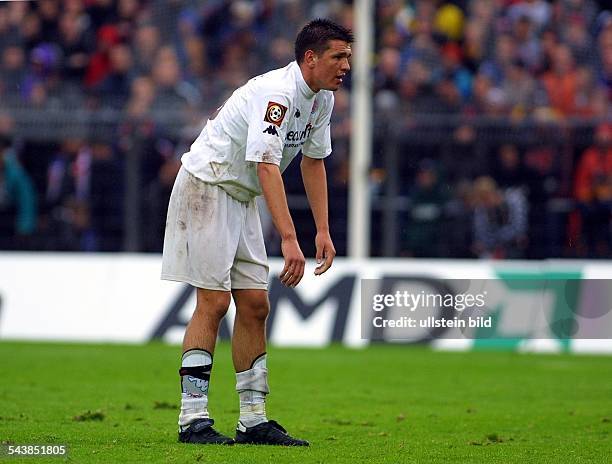 Der bosnische Mittelfeldspieler Zlatan Bajramovic vom Fußball-Bundesligisten FC St. Pauli steht nach vorn gebeugt mit heruntergelassenen Stutzen....