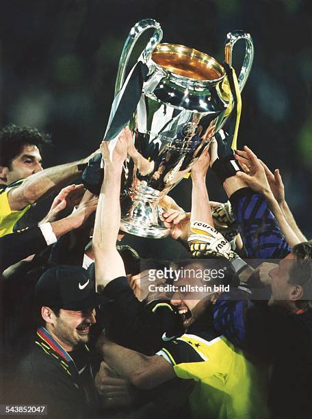 Champions-League-Finale in München am 28.5.1997: Nach dem Sieg gegen die italienische Fußballmannschaft Juventus Turin jubeln die Spieler von...