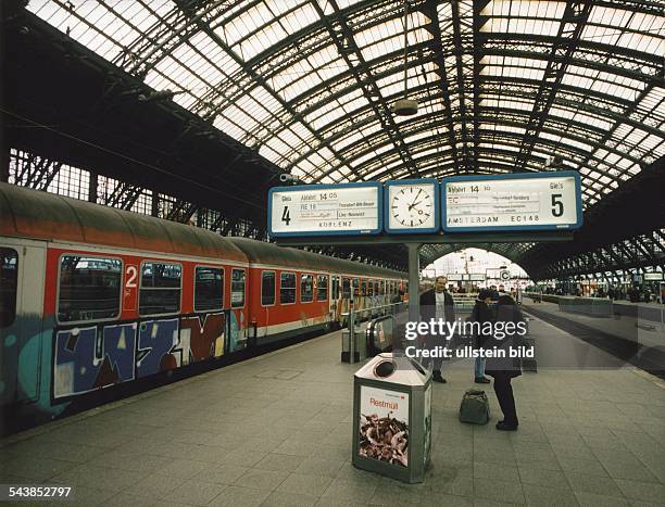 Überdachte Bahnhofshalle des Hauptbahnhofes in Köln nach aufwendigen Modernisierungsmaßnahmen im Mai 2000. Am Gleis vier wartet ein Zug, desen...