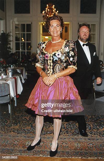 Gudrun Bauer, Ehefrau des Verlegers Heinz Heinrich Bauer, auf dem Hamburger Presseball 1995. Sie trägt ein Cocktailkleid im Dirndl-Stil. .