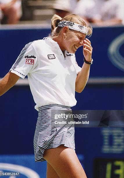 Die Tennisspielerin Anke Huber faßt sich nach einem verschlagenen Ball wütend an den Kopf. Ihre langen Haare hat sie zum Pferdeschwanz...