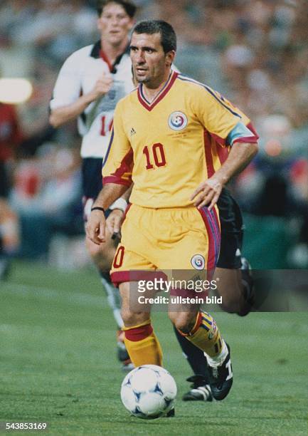 Toulouse, , Fußball-Weltmeisterschaft in Frankreich, Gruppe G, Rumänien - England: Gheorghe Hagi, Mittelfeldspieler der rumänischen...