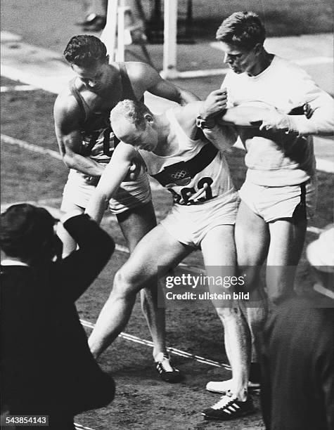 Olympische Sommerspiele 1964 in Tokio: der deutsche Zehnkämper Willi Holdorf bricht nach dem abschließenden 1500 m-Lauf vor Erschöpfung zusammen und...