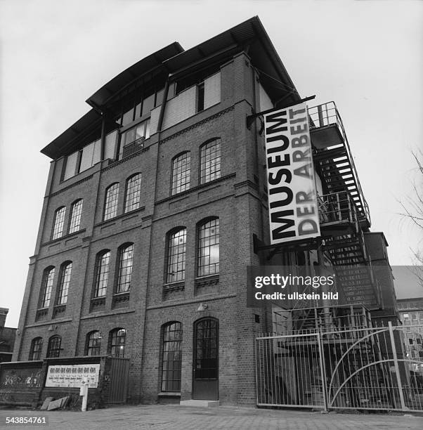 Das "Museum der Arbeit" in Hamburg-Barmbek ist in einem ehemaligen Fabrikgebäude der "New-York-Hamburger Gummiwaaren Compagnie" untergebracht. Diese...