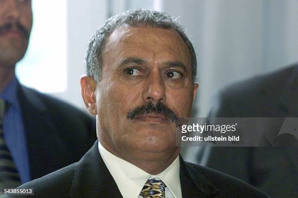 Der Staatspräsident von Jemen Ali Abdallah Saleh besucht bei seinem Aufenthalt in Deutschland das hannoversche Rathaus und trägt sich in das Goldene...