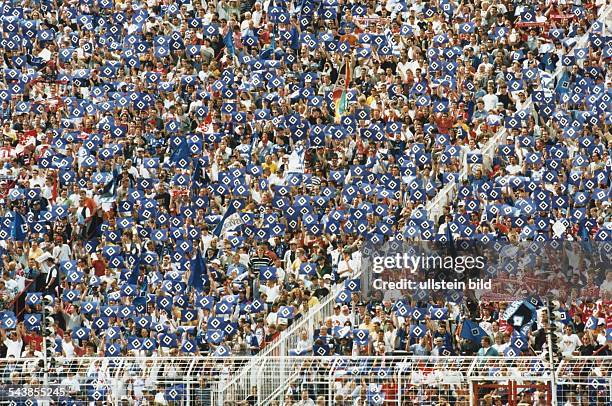 Fußballfans vom HSV in der Westkurve des Hamburger Volksparkstadions am 9.5.1998. Dichtgedrängt stehen sie mit Fahnen in den Händen nebeneinander....