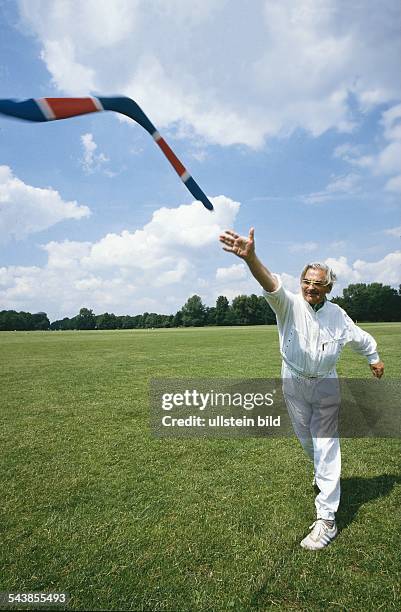 Ein Mann hat einen Bumerang geworfen. Undatiertes Foto.