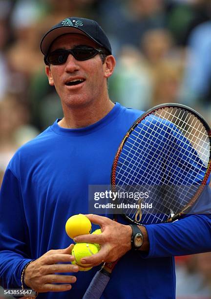 Der ehemalige Tennisspieler Brad Gilbert mit Tennisschläger und Tennisbällen. .