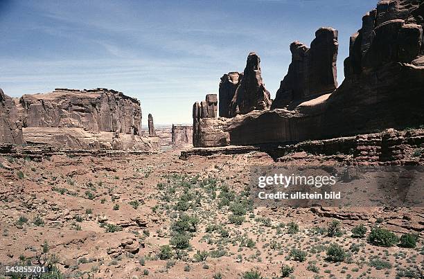Monument Valley Navajo Tribal Park in Utah: Etwa 2200 Quadratkilometer große Trockenzone mit wüstenhaftem Charakter. Die horizontal lagernden und...