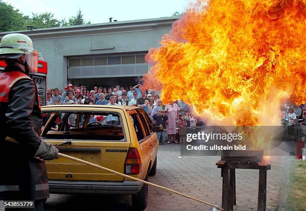 Eine Demonstration der Hamburger Feuerwehr in Blankenese zeigt, wie gefährlich das Löschen von heißem Fett mit Wasser ist. Nachdem ein kleiner Becher...