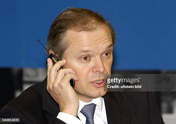 Bernhard Schreier *- Manager, D Vorstandsvorsitzender der Heidelberger Druckmaschinen AG telefoniert mit einem Handy. Einzelaufnahme .