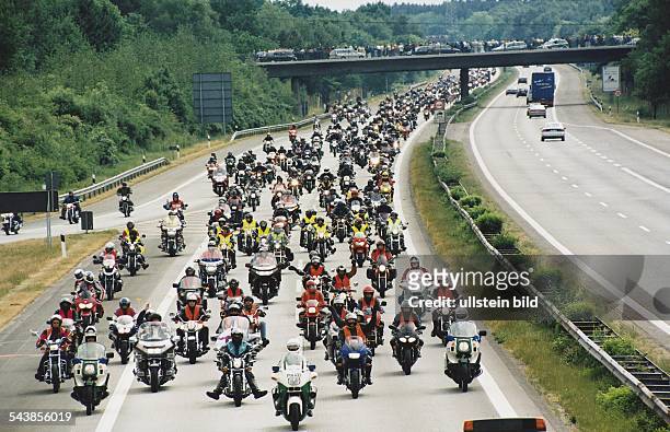 Konvoi von Motorradfahrern auf der Autobahn A 7 auf dem Heimweg nach dem Besuch des Motorradgottesdienstes in Hamburg. .