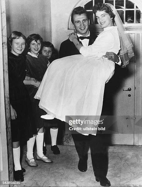 Der Boxer Gustav Scholz bei der Hochzeit mit seiner ersten Frau Helga. Undatiertes Foto.