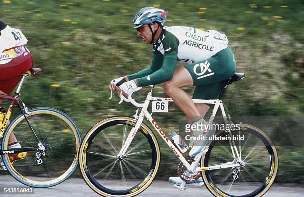 Radsportler Jens Voigt mit Helm und Schutzbrille beim Radrennen. Aufgenommen um 1999.