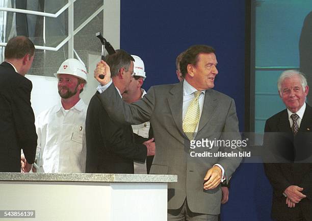 Bundeskanzler Gerhard Schröder mit Hammer in der Hand und der Ministerpräsident von Sachsen Kurt Biedenkopf während des Festaktes zur...