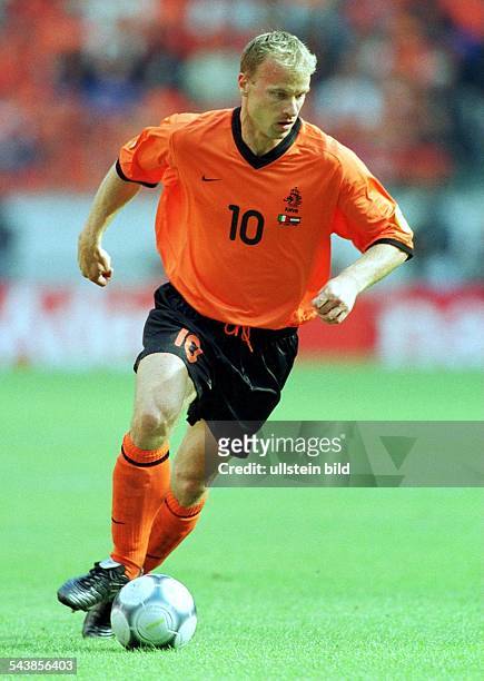 Dennis Bergkamp, Stürmer der niederländischen Nationalmannschaft, läuft während der Fußball-Europameisterschaft 2000 mit dem Ball am Fuß über das...