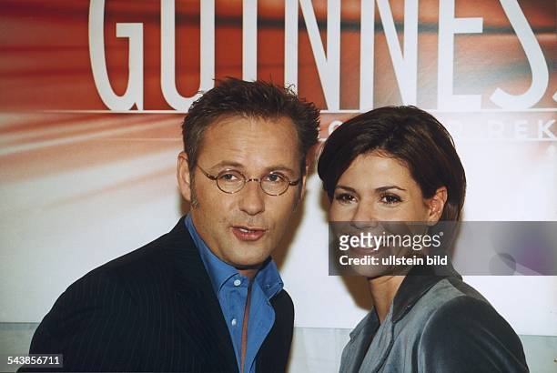 Die deutsche Eisschnellläuferin Franziska Schenk steht im November 1998 mit dem Moderator Reinhold Beckmann vor einem Plakat der TV-Produktion...
