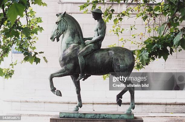 Das Reiterstandbild vor der Kunsthalle in Hamburg trägt den Namen "Reiter". Die 1908 geschaffene Bronzestatue des Künstlers Hermann Hahn zeigt einen...
