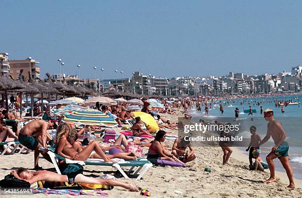 Mallorca : Dicht gedrängt liegen die sonnenhungrigen Urlauber am Strand von El Arenal, der touristischen Hochburg der Insel. .