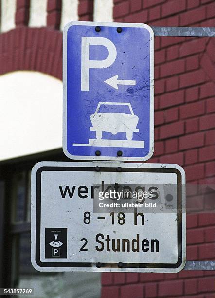 Ein Verkehrsschild weisst auf Parkplätze in Bonn hin, die mit Parkschein zwei Stunden in der Zeit von 8.00 Uhr bis 18.00 Uhr genutzt werden dürfen....