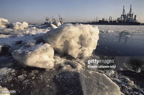 Packeis im Hafen von Övelgönne, im Hintergrund Hafenanlagen. .