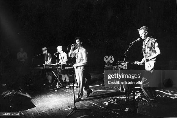 Die britische Popband "Depeche Mode" auf der Bühne: Keyboarder Vince Clarke , Sänger David "Dave" Gahan und Andrew Fletcher am Keyboard. Aufgenommen...