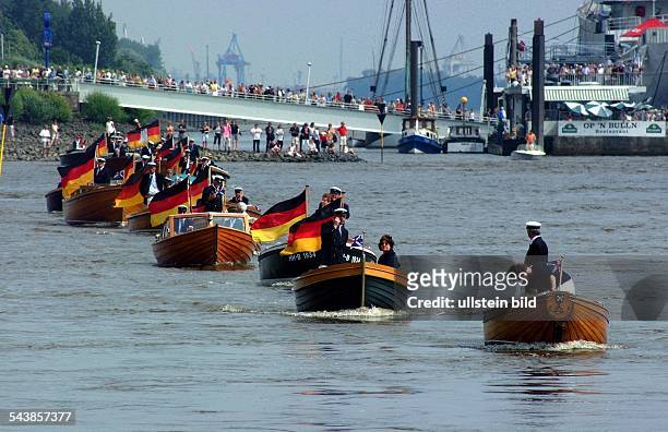 Jahr-Feier in Blankenese: Bei bestem Wetter zelebrieren die Tuckerboote des Blankeneser und Mühlenberger Segelclubs das Tuckerboot-Ballett auf der...