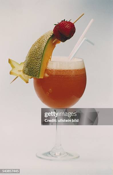 Ohne Promille", ein alkoholfreier Cocktail aus Ananas- und Orangensaft, Grenadine und Zitrone, garniert mit Früchten. .