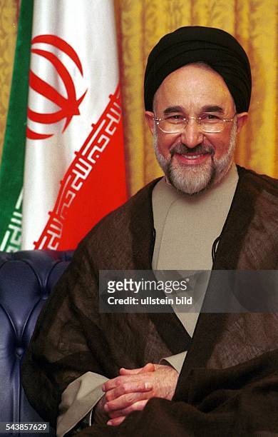 Mohammed Khatami, Präsident der Islamischen Republik Iran, in Berlin. Im Hintergrund steht die Flagge des Landes. .