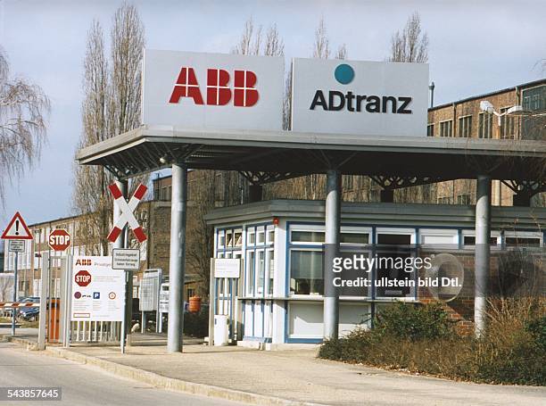Über dem Werkseingang der Asea Brown Boveri im Berliner Stadtbezirk Pankow, Ortsteil Wilhelmsruh das "ABB"- und "Adtranz"- Logo. Neben dem...