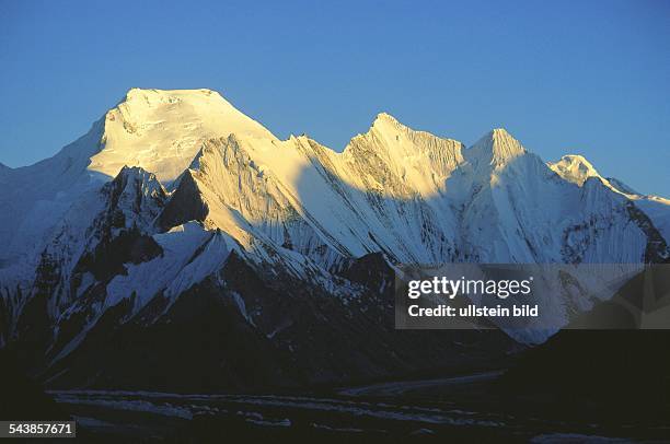 Der 7654 Meter hohe Chogolisa im Karakoram im Abendlicht. An diesem Gipfel stürzte im Jahre 1957 der aus Berchtesgaden stammende Bergsteiger Hermann...
