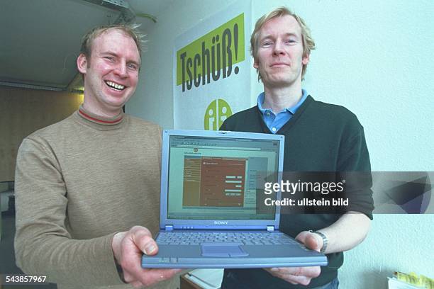 Dirk und Jens Thiede, Inhaber des Hamburger Start-up Unternehmens "www.ich-zieh-um.de", mit einem Laptop mit der Homepage der Firma. .