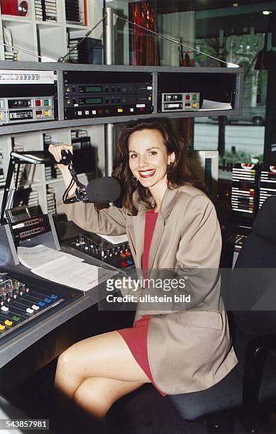 Radiomoderatorin Kathrin Lehmann im Studio des privaten Radiosenders "Radio Hamburg". Sie sitzt am Mischpult, vor ihr befindet sich ein Mikrofon....