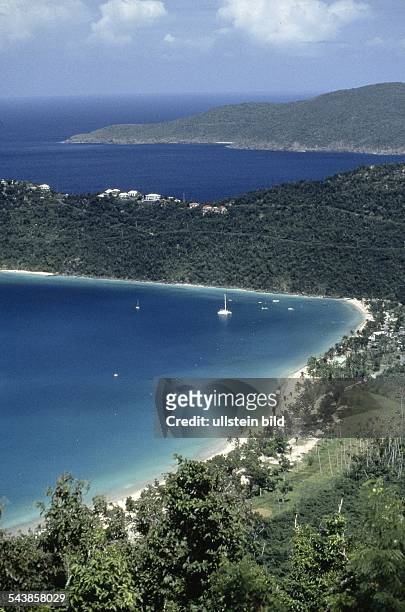 Zwei Buchten vor der Karibikinsel St. Thomas, eingerahmt von hügeligem Hinterland mit üppiger Vegetation. Im Vordergrund befindet sich die Magen's...