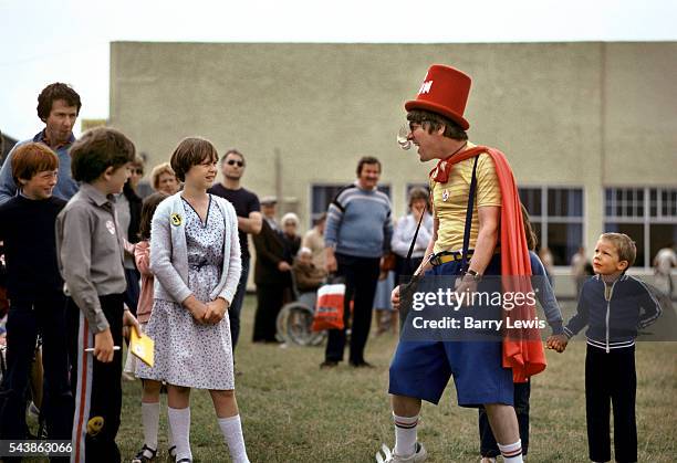 Lenny the redcoat, entertaining the kids, Butlins holiday camp, Skegness. Butlins Skegness is a holiday camp located in Ingoldmells near Skegness in...