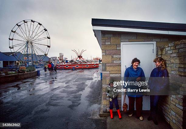 Rain trying to stop play in fairground, Butlins Holiday camp, Skegness. Butlins Skegness is a holiday camp located in Ingoldmells near Skegness in...